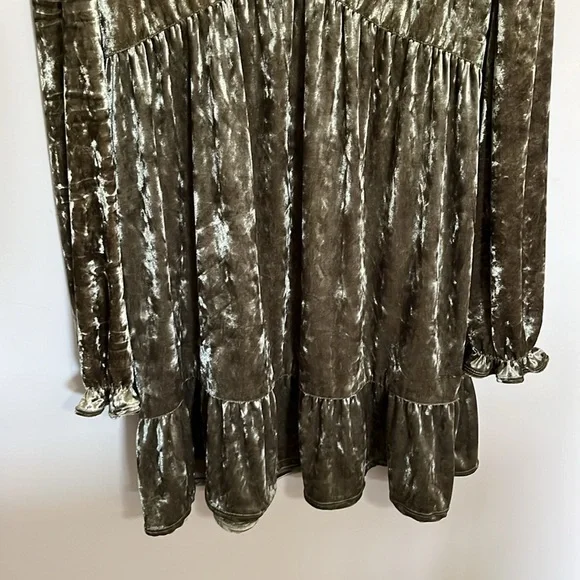 GeeGee Size Large NWT Green Crushed Velvet Long Sleeve Dress - Picture 3 of 6